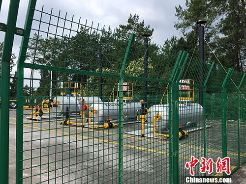 圖為中石化江漢油田涪陵頁巖氣井平臺內(nèi)設(shè)施。湯琪 攝