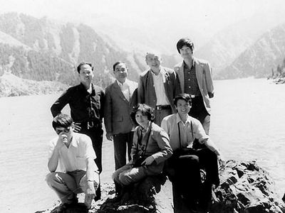 1988年夏季，作者（后排右一）和施雅風(fēng)先生（后排右二）在新疆天池。