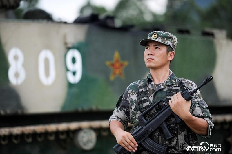 8年勤學(xué)苦練，王銳成為全軍最年輕的“雙特”兩棲裝甲尖兵。（彭希 攝）