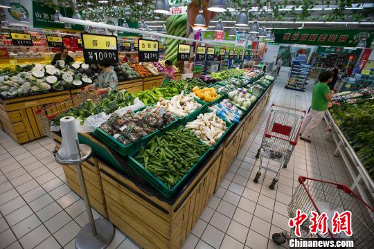山西太原，民眾正在超市選購(gòu)蔬菜?！?jiān)啤z