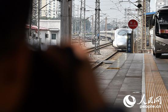 10月15日，首個乘火車參加中國共產黨第十九次全國代表大會的代表團——山西省代表團抵達北京西站。（人民網記者 翁奇羽 攝）