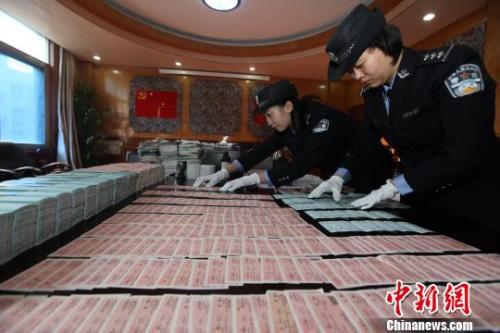資料圖：警方正在清點假火車票以及單據(jù)等。 胡金力 攝