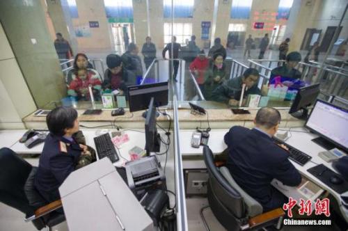 資料圖：民眾正在購買車票。<a target='_blank' href='http://www.chinanews.com/'>中新社</a>記者 張云 攝