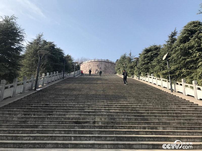 位于老城區(qū)核心位置的金寨縣革命烈士陵園。（孔華/攝）