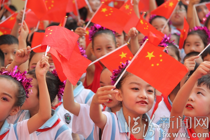 堯都區(qū)解放路第三學(xué)校舉辦以歌唱祖國(guó)為主題的文藝活動(dòng)