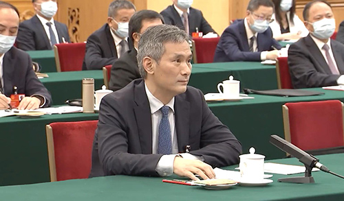 全國人大代表，湖北省十堰市太和醫(yī)院黨委書記、院長羅杰向總書記做匯報。
