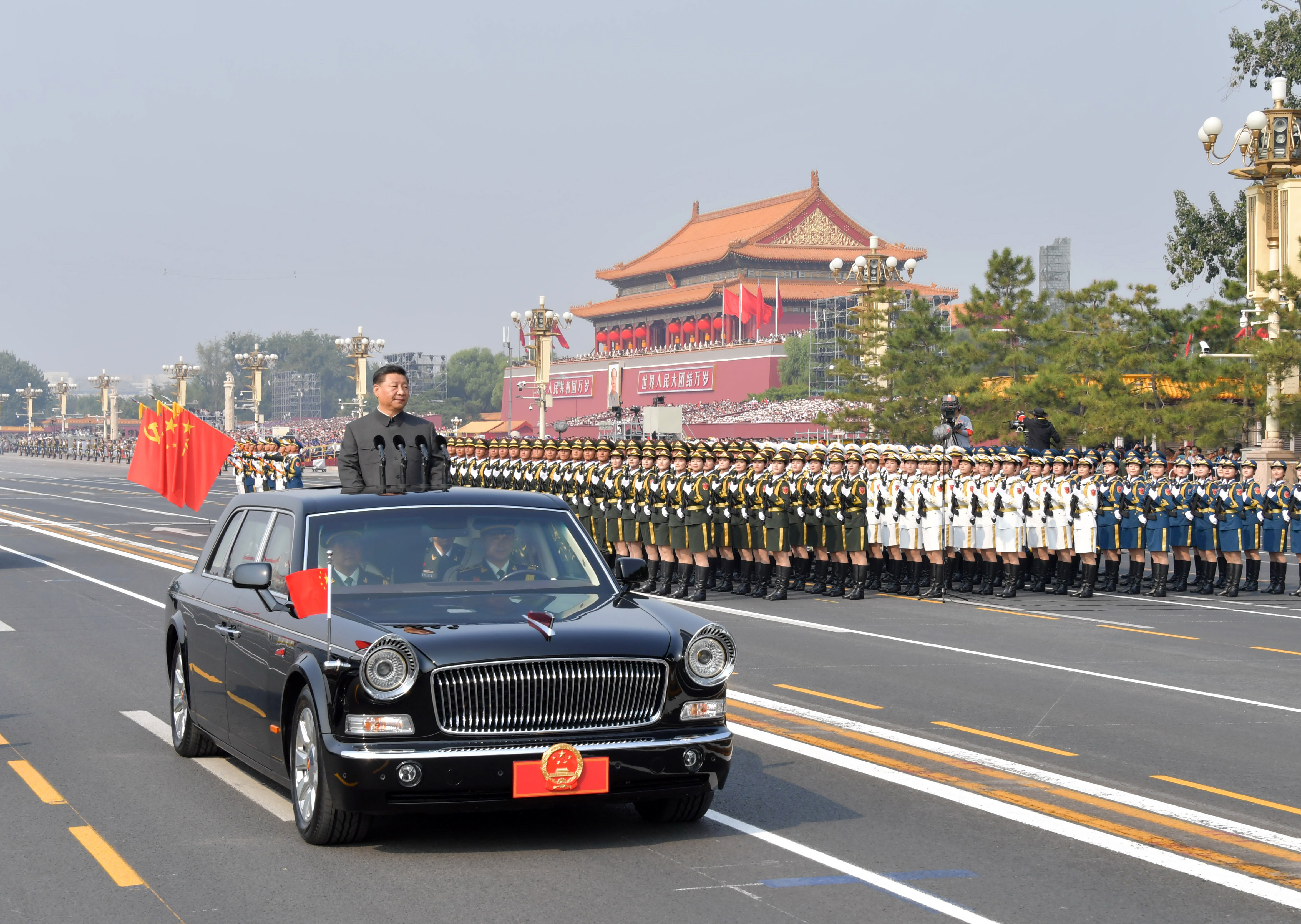 2019年10月1日，慶祝中華人民共和國(guó)成立70周年大會(huì)在北京天安門廣場(chǎng)隆重舉行。這是中共中央總書記、國(guó)家主席、中央軍委主席習(xí)近平檢閱受閱部隊(duì)。