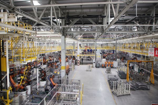 北汽株洲基地二工廠焊裝車間林立的機(jī)器人。