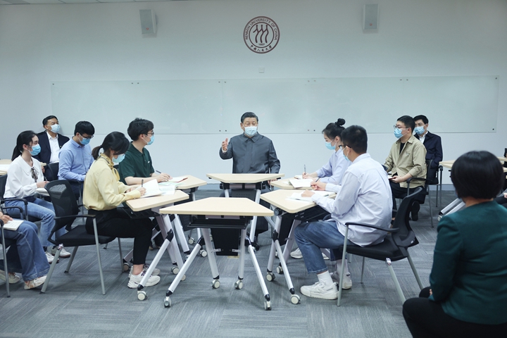2022年4月25日，習(xí)近平總書記來到中國人民大學(xué)考察調(diào)研。這是總書記在立德樓觀摩思政課智慧教室現(xiàn)場教學(xué)并參與討論。