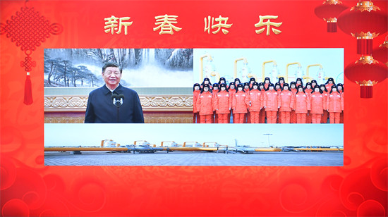 2023年1月18日，中共中央總書記、國家主席、中央軍委主席習(xí)近平在北京通過視頻連線看望慰問基層干部群眾，向全國各族人民致以新春的美好祝福。這是習(xí)近平通過視頻連線，同塔里木油田公司輪南油氣儲運(yùn)中心西氣東輸?shù)谝徽究死瘹鈪^(qū)員工親切交流。 新華社記者 李濤攝