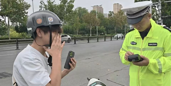 不戴頭盔隱患多，臨汾交警整治“任性騎”→