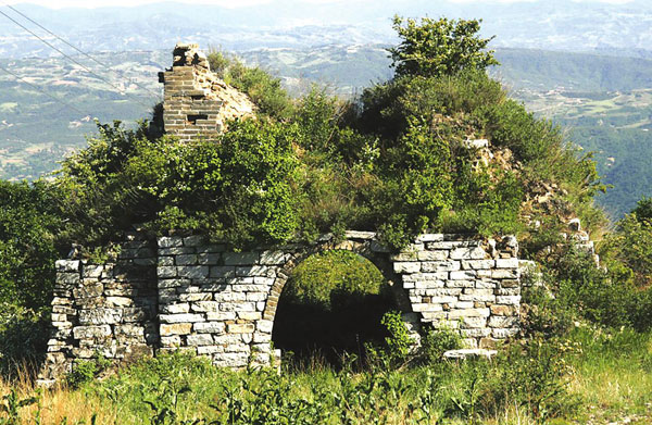 坍塌的山門(mén)