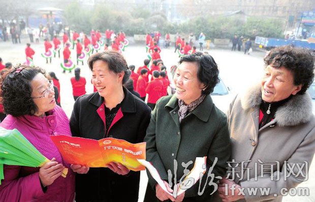 四位“平陽(yáng)花”藝術(shù)團(tuán)創(chuàng)辦人又在商量演出的事。