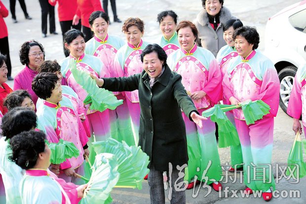 郭艷香在臨紡社區(qū)組織隊(duì)員排練節(jié)目。