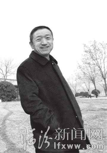 薛效東，1944年生于孝義，齋號永安居，自由畫者。自幼耽情繪事，勤學(xué)不輟，近年受趙亭人先生指導(dǎo)，專攻傳統(tǒng)水墨山水畫。