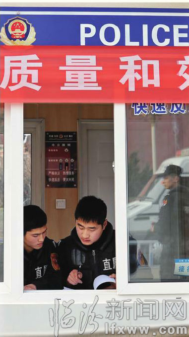民警在工作站內(nèi)處理警務