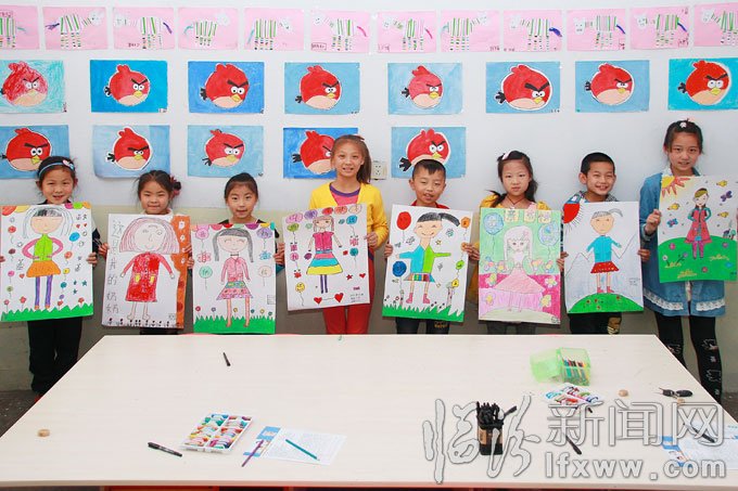 5月10日，洪洞縣的幾名小學(xué)生在展示他們的畫作。王培基 攝