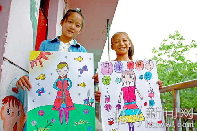 5月10日，洪洞縣的幾名小學(xué)生在展示他們的畫作。王培基 攝