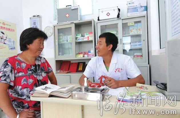 對來就診的村民，他總是熱情接待
