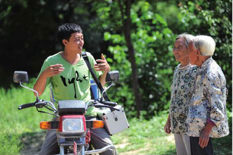 行醫(yī)路上，總有些村民上前咨詢他