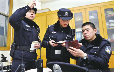 向老民警學(xué)習(xí)識別真假證件要點(diǎn)