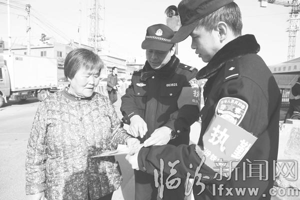 ▲民警向鐵路沿線居民宣傳愛路護(hù)路知識(shí)