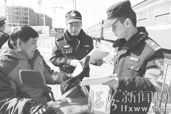 民警利用道口過車時(shí)間向市民宣傳安全知識(shí)