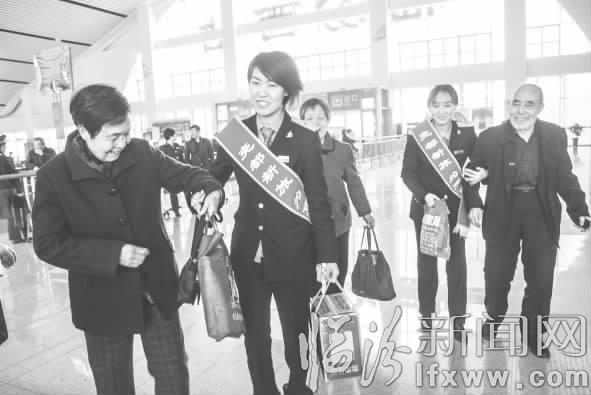 踐行雷鋒精神 臨汾西站志愿者攙扶老人受稱(chēng)贊