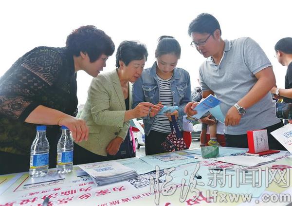 臨汾市委常委、宣傳部部長(zhǎng)黃翠蓮在市區(qū)手把手指導(dǎo)群眾投票